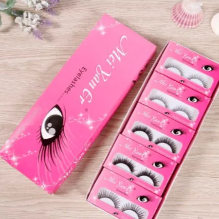 A pair of natural false eyelashes with soft and natural cotton thread stems, a must-have for fashionable girls A pair of natural false eyelashes with soft and natural cotton thread stems, a must-have for fashionable girls